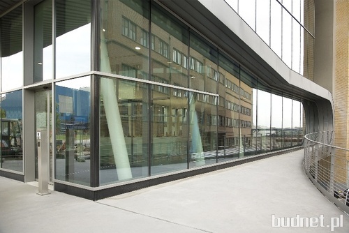 Tańczący wąż ze szkła_Nowy biurowiec koncernu Umicore w Antwerpii